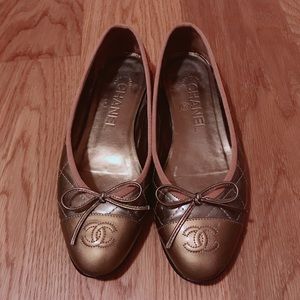 CHANEL quilted flats in ombré gold patent size 36